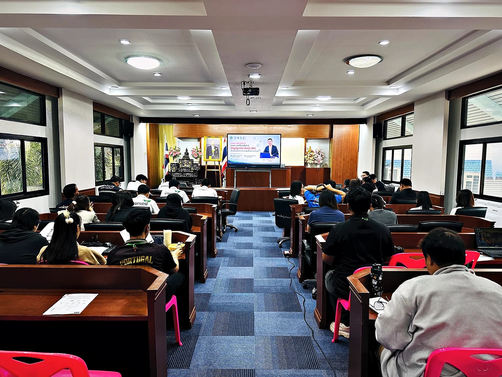 ผู้เข้าอบรมนั่งในห้องประชุมของเทศบาลบางใหญ่ ขณะมีการบรรยายบนจอด้านหน้า